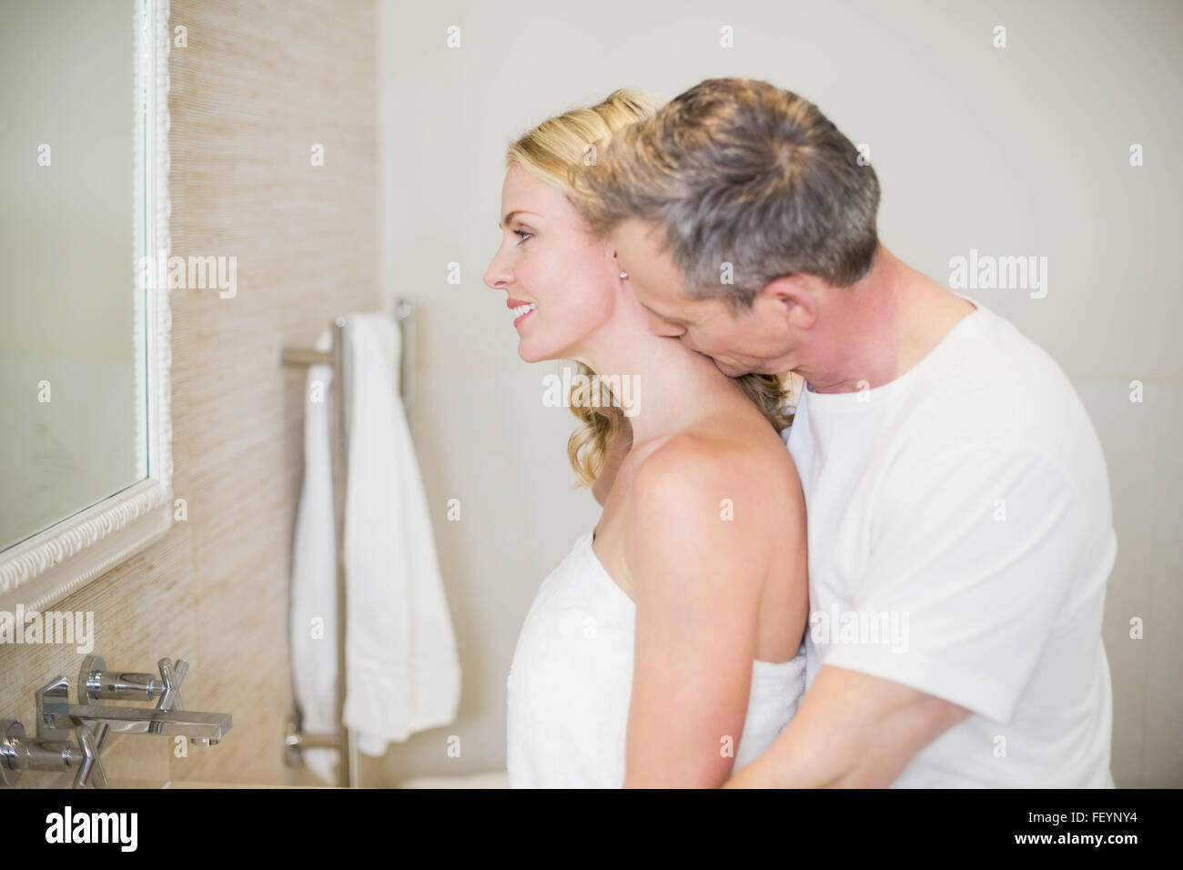 Il marito bacia la moglie sul collo Foto Stock