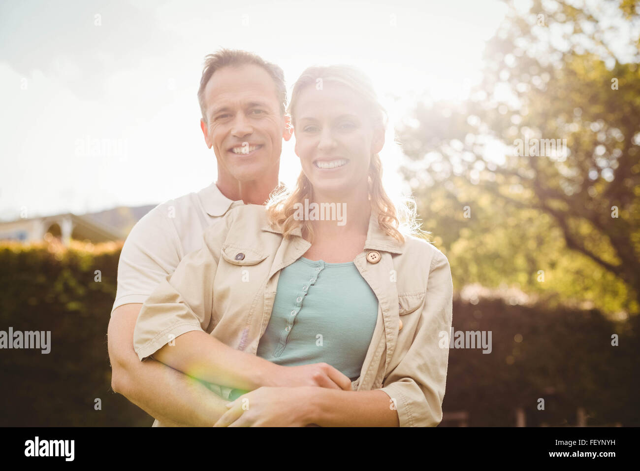Carino coppia con bracci intorno a ciascun altro Foto Stock