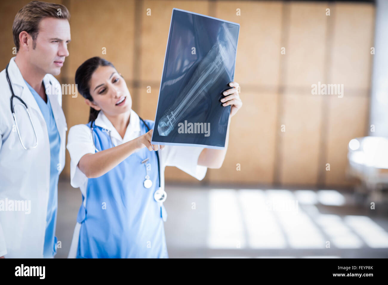 Il team medico di cerchi a raggi x insieme Foto Stock