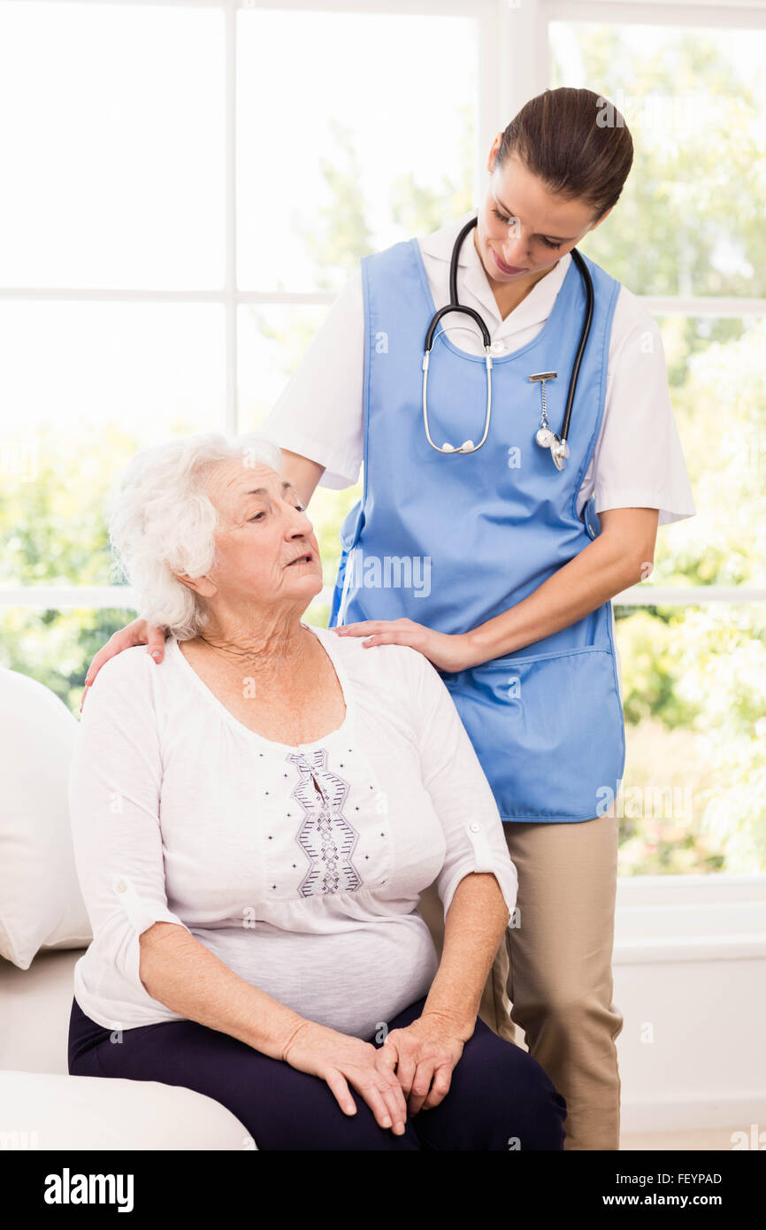 L'infermiera prendersi cura dei malati anziani donna Foto Stock