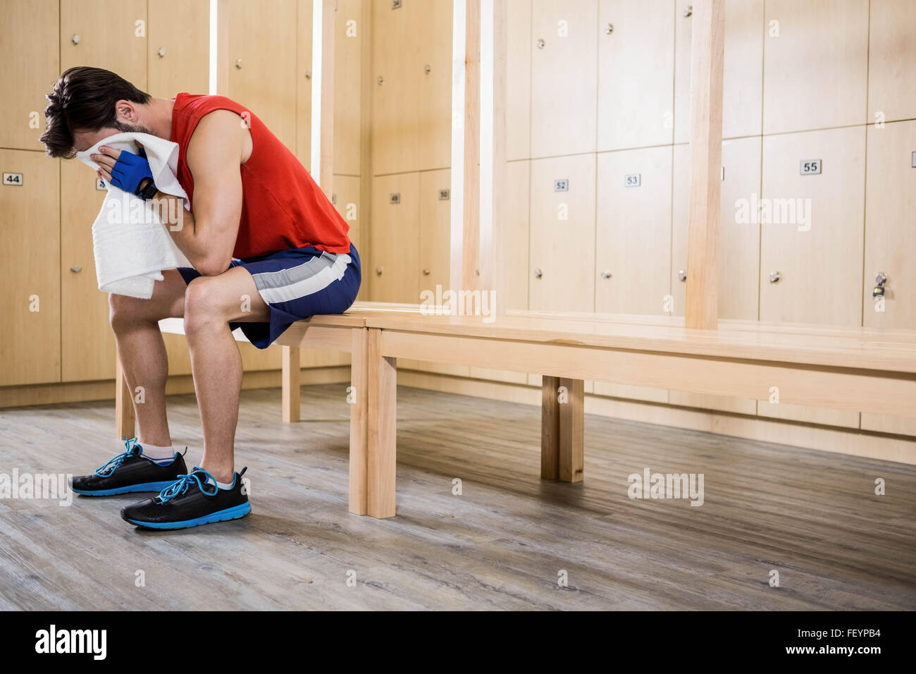 Stanco uomo con asciugamano sul suo volto Foto Stock