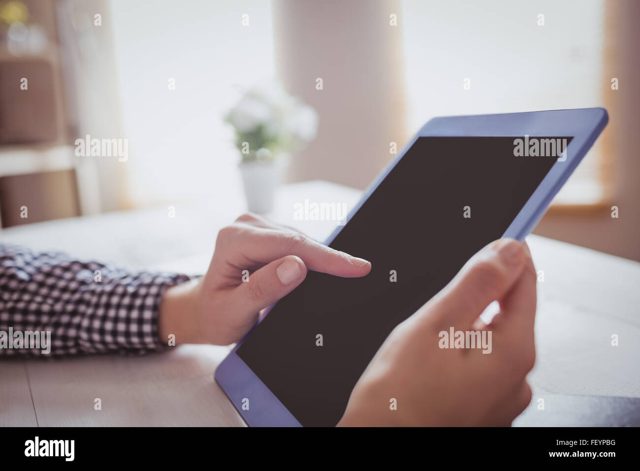 Imprenditrice utilizzando il suo tablet Foto Stock