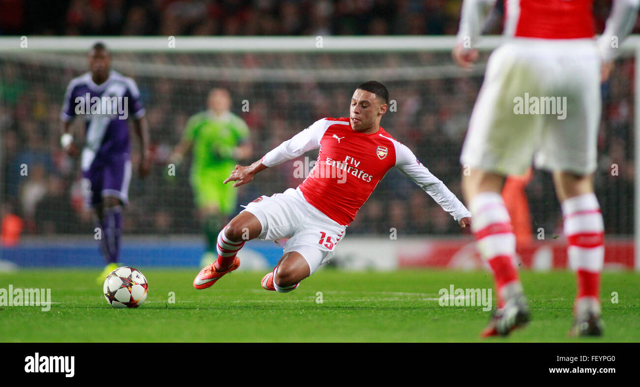 Londra, Inghilterra - NOV 04 2014: Arsenal Alex Oxlade-Chamberlain durante la UEFA Champions League match tra Arsenal da Inghilterra e Anderlecht dal Belgio ha suonato presso l'Emirates Stadium. Foto Stock