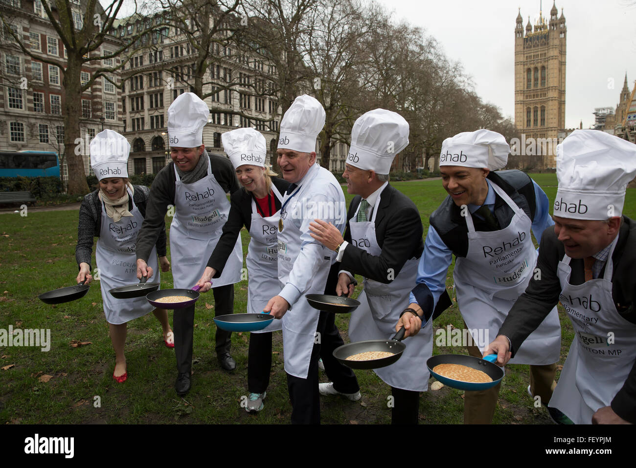 Westminster, Regno Unito, 9 febbraio 2016, MP è vincere la Rehab pancake annuale gara e posare per foto mentre tossing frittelle Credito: Keith Larby/Alamy Live News Foto Stock