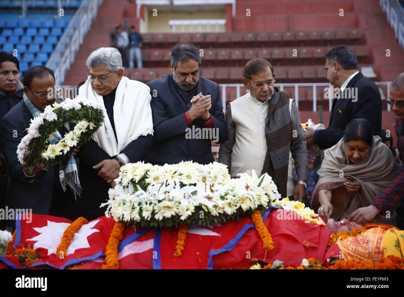 Kathmandu, Nepal. Il 9 febbraio, 2016. Una delegazione indiana guidata dal Ministro per gli Affari Esteri Sushma Swaraj paga tributo finale dell ex primo ministro nepalese Sushil Koirala, all'Dasharath Stadium, a Kathmandu, Martedì, 9 febbraio 2016. Compianto Primo Ministro è morto di arresto cardiaco dopo che soffre di un attacco di polmonite in tarda notte di martedì mattina, secondo fonti di famiglia. Egli è stato 76. Credito: Skanda Gautam/ZUMA filo/Alamy Live News Foto Stock
