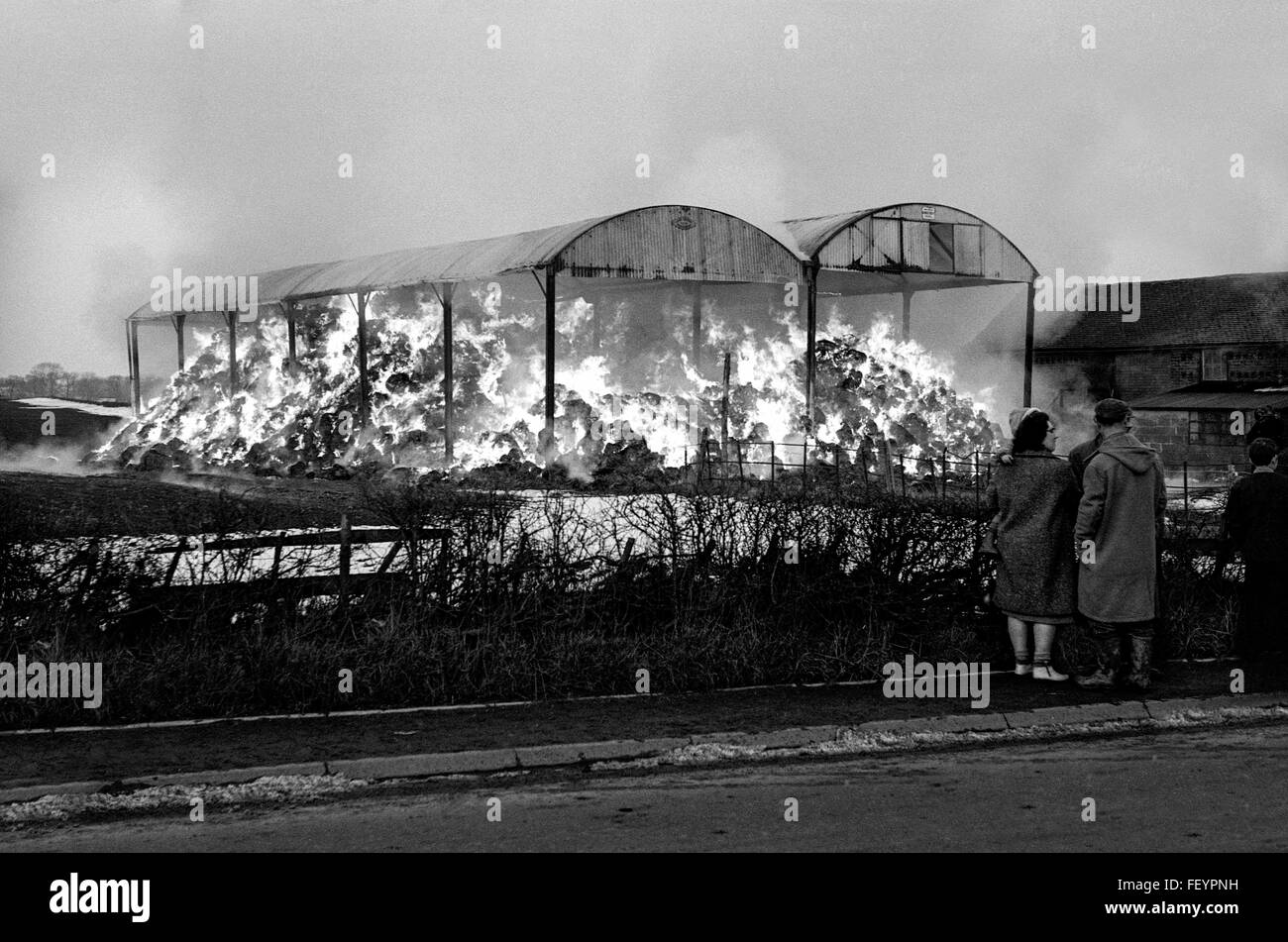 Upton fienile fuoco, Shifnal, Shropshire, marzo 1965. Foto Stock