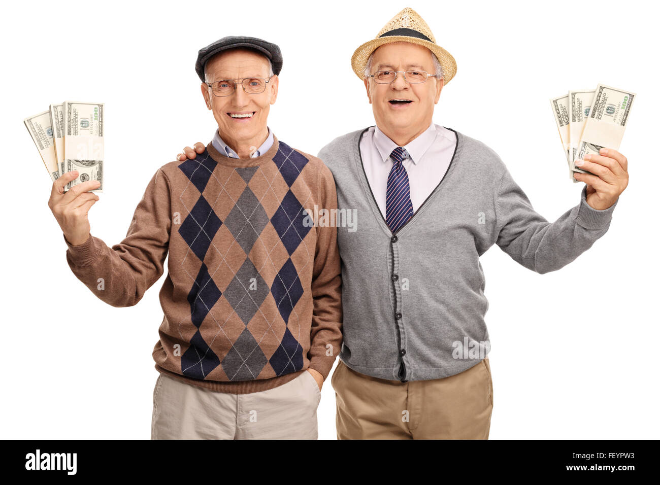 Senior di traino colleghi holding diverse pile di denaro e in posa insieme isolato su sfondo bianco Foto Stock