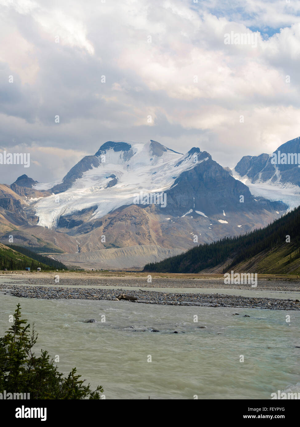 Vista del snowfield appena a sud di Glacer Athabasca con il fiume Sunwapta in primo piano, lungo Icefields Parkway. Foto Stock