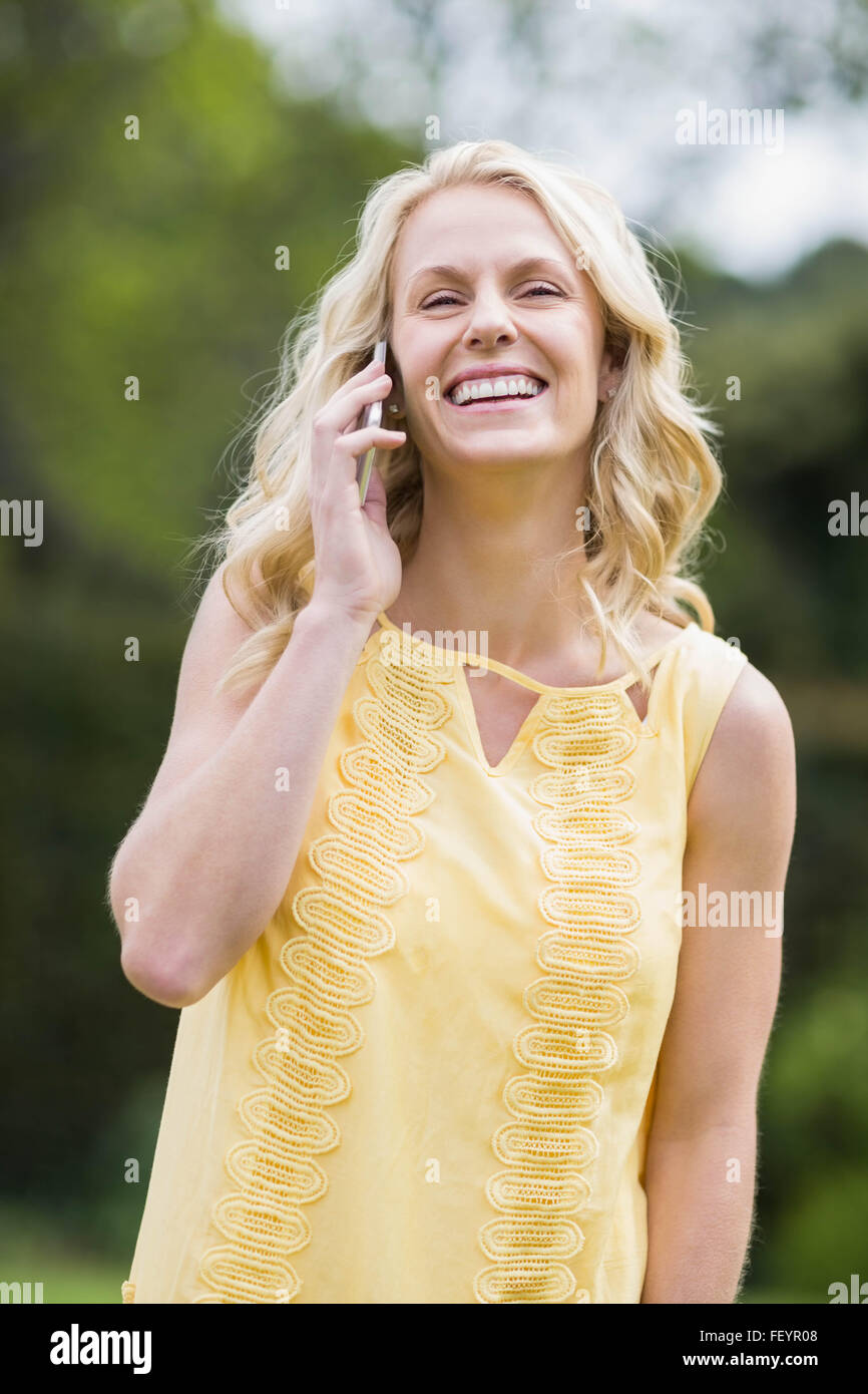 Donna felice facendo una chiamata telefonica Foto Stock