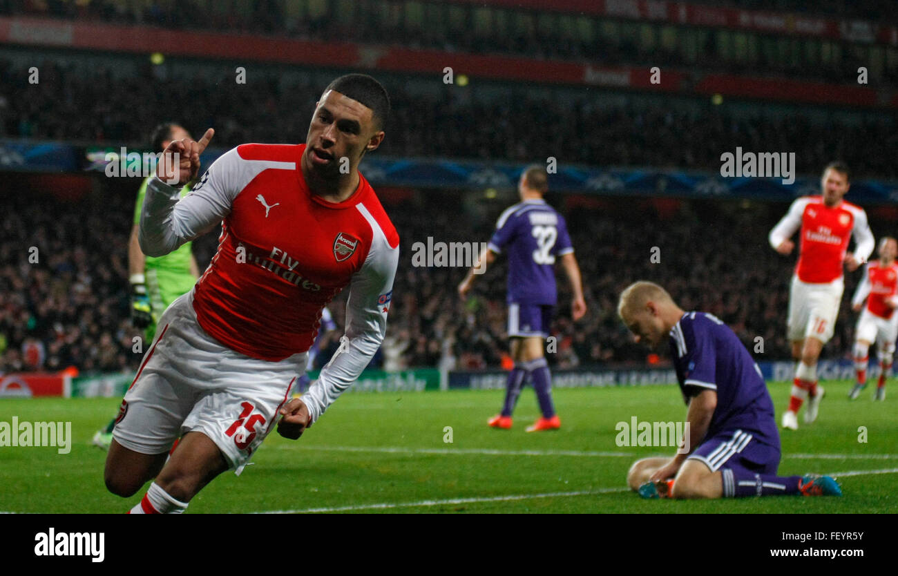 Londra, Inghilterra - NOV 04 2014: Arsenal Alex Oxlade-Chamberlain festeggia un goal durante la UEFA Champions League match tra Arsenal da Inghilterra e Anderlecht dal Belgio ha suonato presso l'Emirates Stadium. Foto Stock