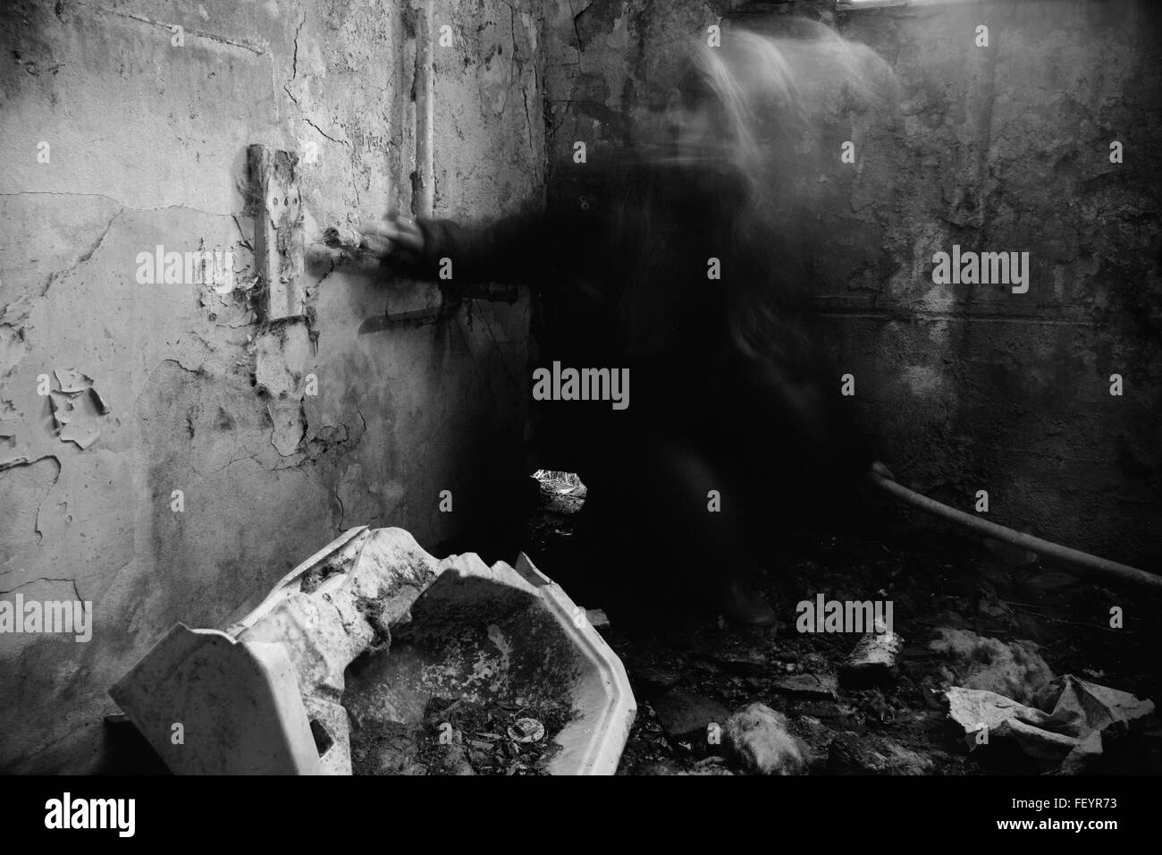 Rotto, insicura, problemi della casa, fracassato home, casa abbandonati, offuscata femmina, lungo la velocità dello shutter, rallentare la velocità dello shutter, Foto Stock