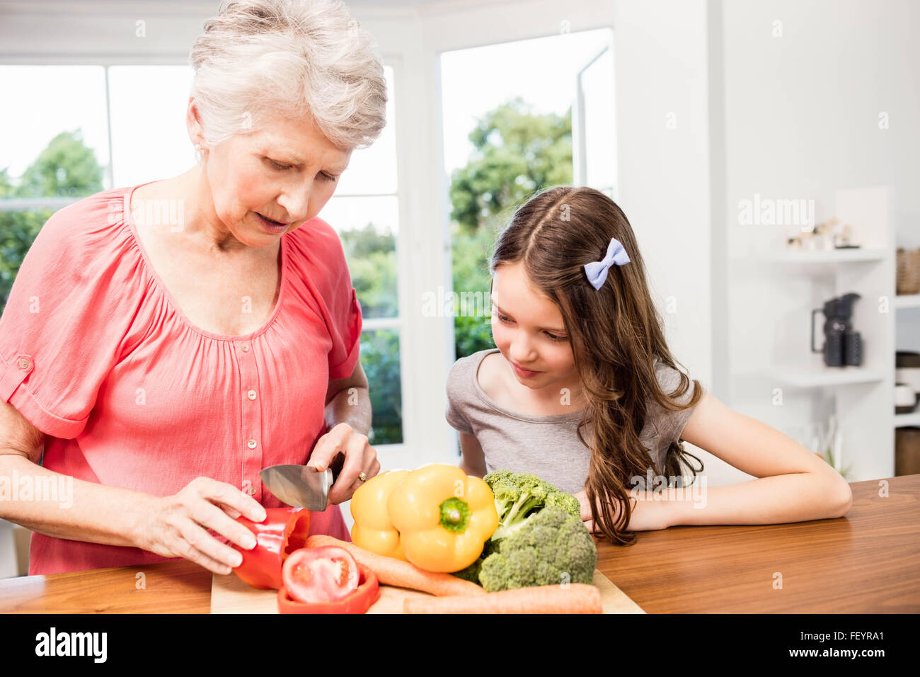 Nonna e nipote per affettare verdura Foto Stock