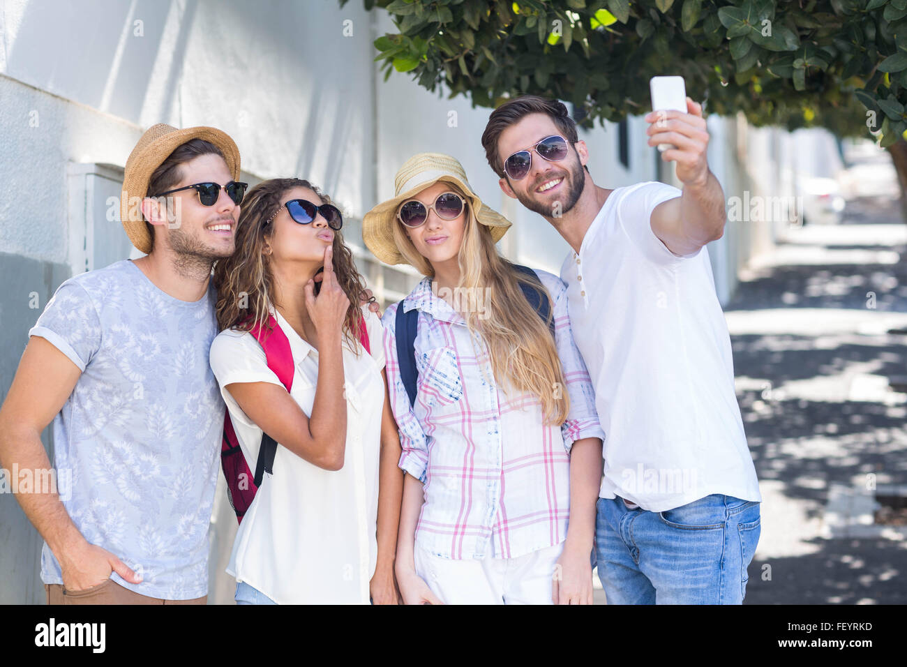 Hip amici prendendo selfie Foto Stock