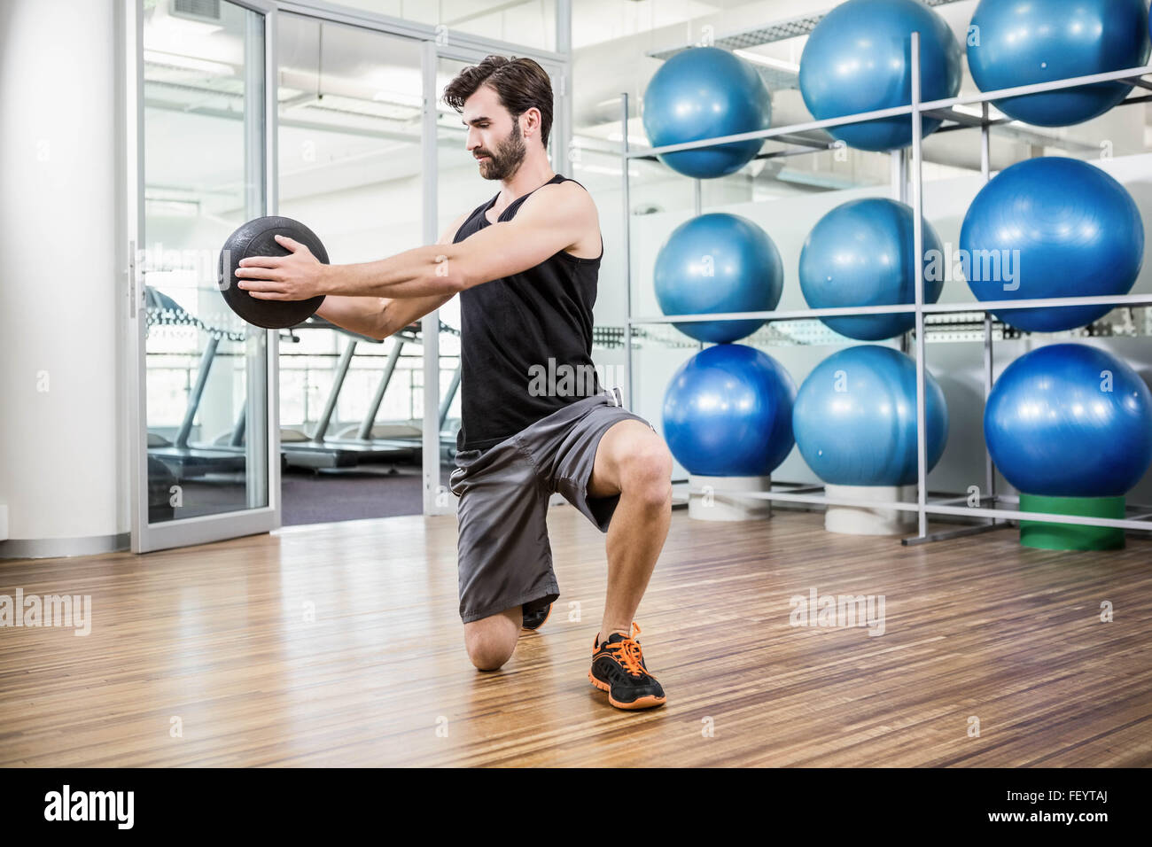 Uomo di fare esercizio con palla medica Foto Stock