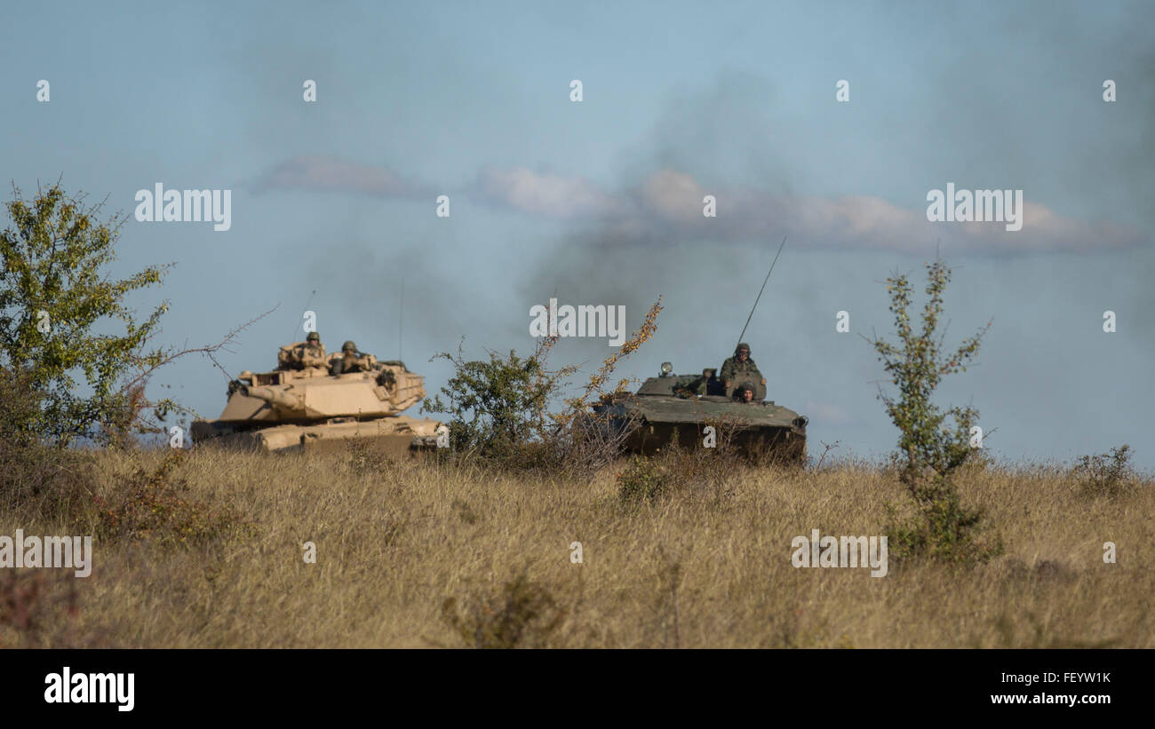 Stati Uniti Marine M1A1 Abrams serbatoi e bulgaro BMP-1s condotta integrazione meccanizzata della formazione durante il platino Lion 16-1 a Novo Selo Area Formazione, Bulgaria, 28 ottobre 2015. Il CAC, parte del Mar Nero La forza di rotazione, prevede il serbatoio, ricognizione e supporto di artiglieria per migliorare la formazione multilaterale, rassicurare gli alleati della NATO e partner del nostro impegno per la difesa regionale. Foto Stock