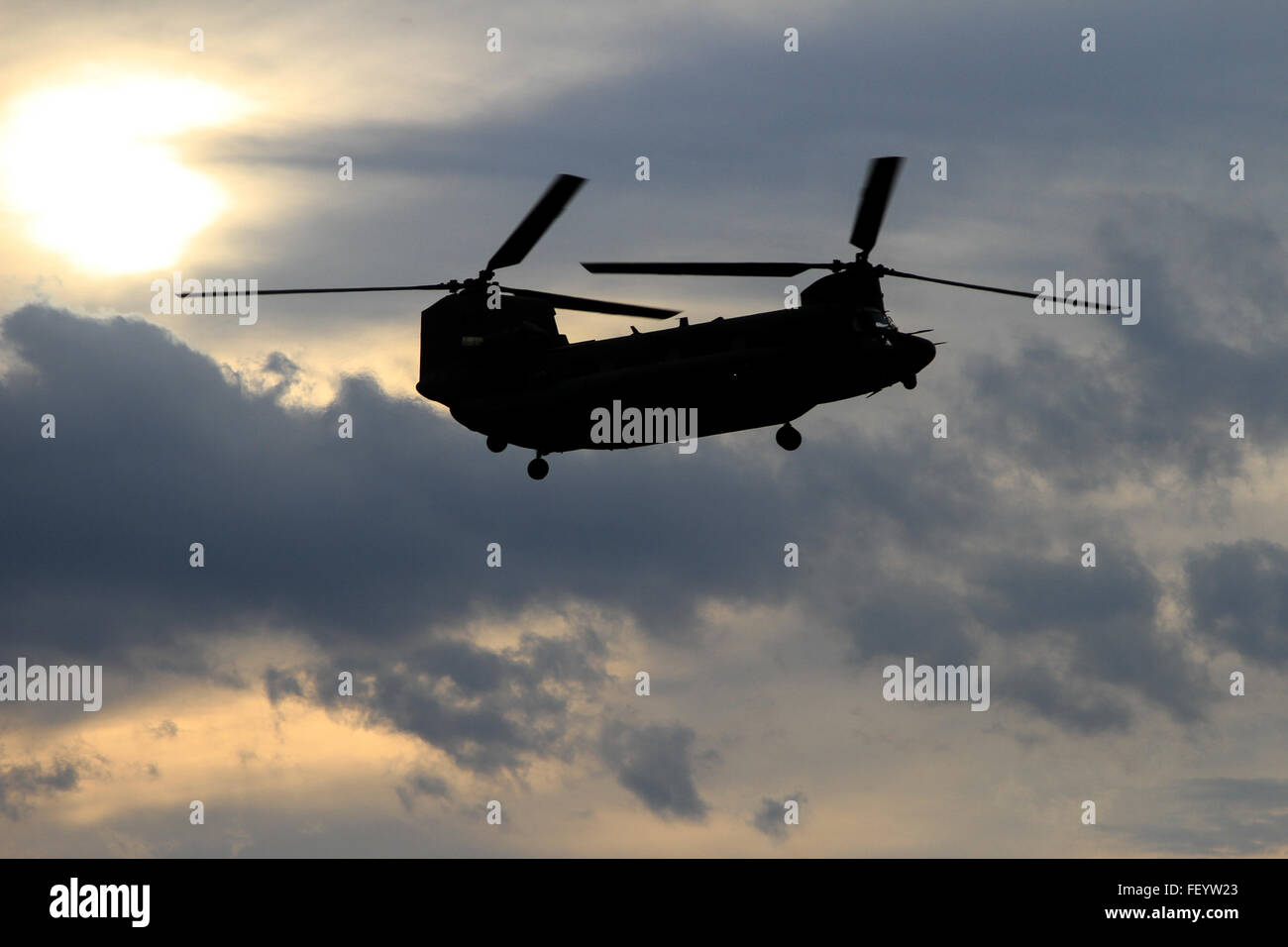 Un Canadese CH-47 elicottero missione conduce prove con l'ottantaduesima divisione aerotrasportata di combattimento Brigata aerea per la imminente combinati operative comuni di accedere a esercitare il 16-01, a Fort Bragg, N.C., Ottobre 29, 2015. Più di 50 i paracadutisti canadese dal 3° Battaglione, Royal Canadian reggimento e due CH-47 Chinooks parteciperà CJOAX IL 16-01. L'ottantaduesima Airborne Division è leader di una multinazionale di sforzo per sviluppare un programma di interoperabilità con altre nazioni' costringe ad operare insieme in modo rapido ed efficace per le future operazioni. Foto Stock