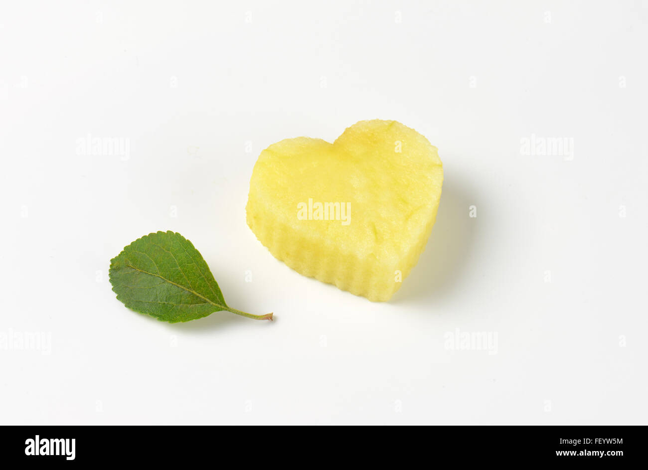 Apple cuore di pasta di legno e di foglie su sfondo bianco Foto Stock