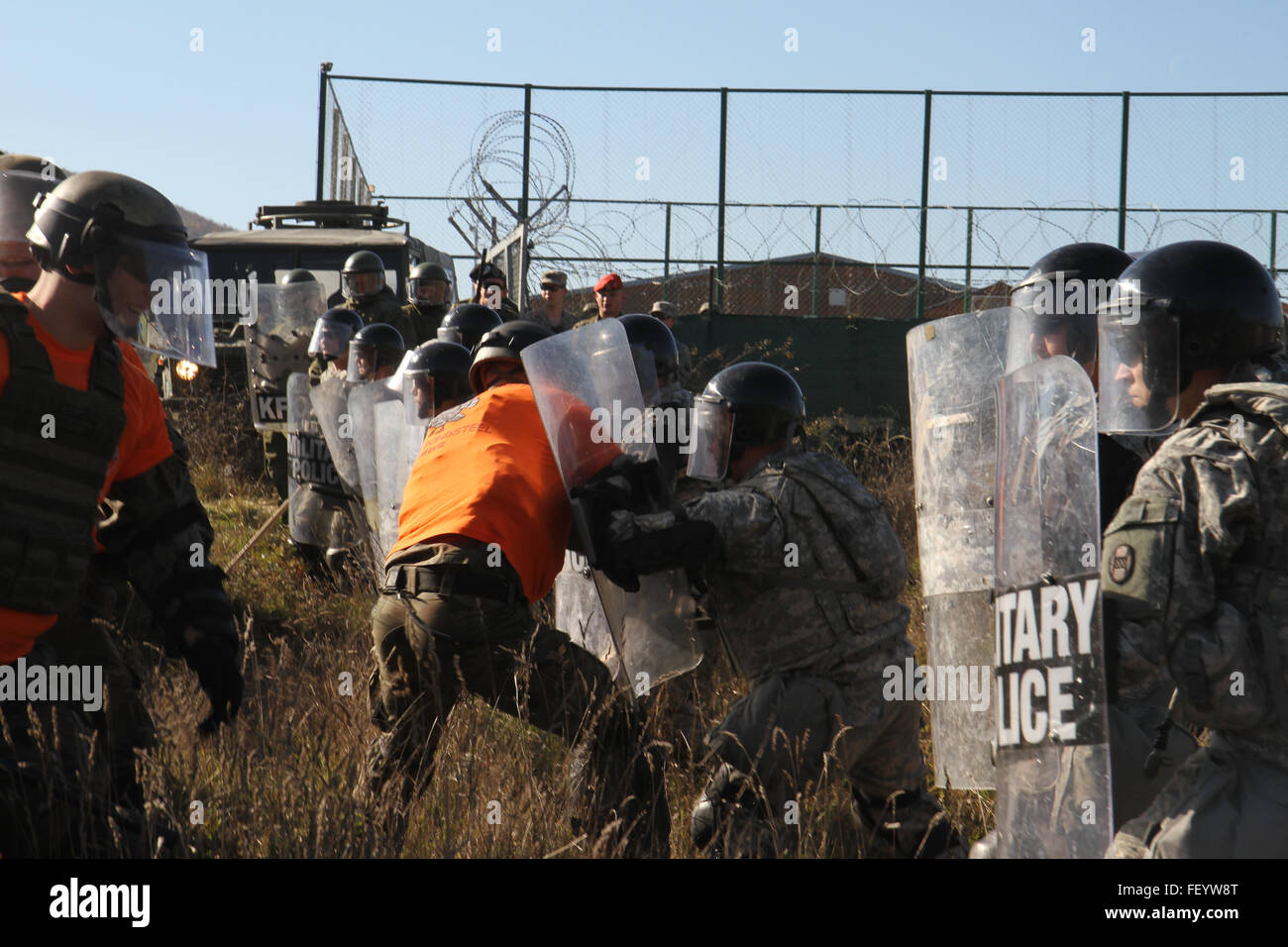 Esercito Polacco soldati assegnati alla multinazionale battaglia Group-East inoltra il comando Post svolgono il ruolo dei manifestanti violenti durante un nov. 5, 2015, folla e antisommossa esercizio presso il Camp Nothing Hill vicino a Leposavic, in Kosovo. L'esercizio congiunto ha permesso la FCP NEGLI STATI UNITI Esercito e Germania società di manovra per provare la loro risposta combinata ad una folla violenta e ripristinare la sicurezza e la sicurezza. Il protocollo FCP è parte della NATO in Kosovo dell forza di pace missione di supporto. Foto Stock