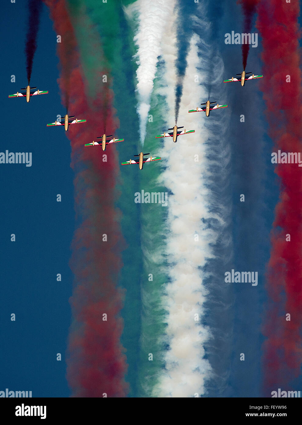 "Al Fursan" (i Cavalieri), gli Emirati Arabi Uniti Air Force aerobatic team display, vola in formazione durante il 2015 Dubai Air Show, nov. 9, 2015. L'air show è un evento biennale ed è riconosciuto come il premier aviazione e industria dell'aria evento nel Golfo e la regione del Medio Oriente ed è uno dei più grandi spettacoli di aria nel mondo. Foto Stock