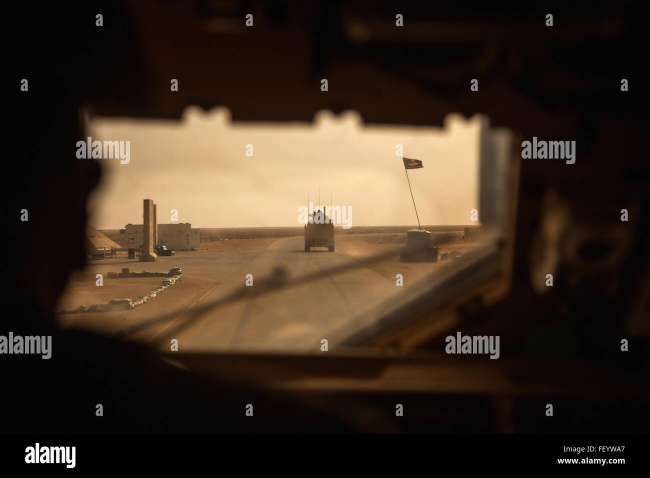 Stati Uniti Marines con combinato Team Anti-Armor, armi Company, 1° Battaglione, 7° Reggimento Marine, effettuare un cordone interno patrol Al Asad Air Base, Iraq, Ott. 23, 2015. L'unità è la massa elemento di combattimento di scopo speciale Air-Ground Marine Task Force--risposta in caso di crisi -- Comando Centrale 16.1.Questi Marines sono di supporto Combined Joint Task Force - Funzionamento inerenti risolvere fornendo una sicurezza per la costruzione di capacità del partner formazione condotta al Asad. I partner della coalizione sono la formazione delle forze di sicurezza irachene per aiutare a eliminare la minaccia rappresentata da uno Stato islamico dell Iraq e il levante in Ira Foto Stock