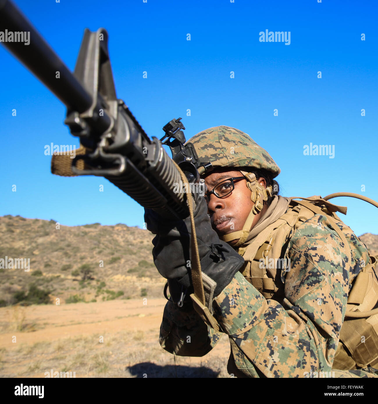 Lancia Cpl. Alyse Griffis, un nativo di Detroit e un atterraggio assistenza specialistica con il combattimento il battaglione della logistica 11, 1° Marine Logistics Group, fornisce la sicurezza per il suo compagno di Marines durante una squadra rushing trapanare come parte della base di abilità di combattimento corso a bordo Marine Corps base Camp Pendleton, California, nov. 20, 2015. BCSC serve come un corso refamiliarization per non-fanteria Marines, l'insegnamento fondamentale di competenze necessarie per operare in una zona di combattimento. Foto Stock