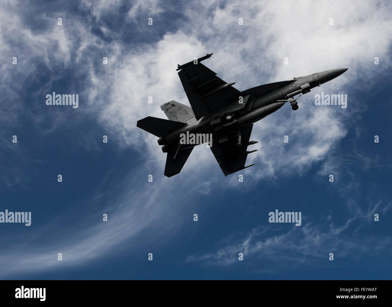 151114-N-IN ACQUE729-350 SUD DEL GIAPPONE (nov. 22, 2015) Un F/A-18E Super Hornet dal "Royal machete" di Strike Fighter Squadron (VFA) 27 vola sopra il ponte di volo dell'U.S. La marina è solo distribuita portaerei USS Ronald Reagan (CVN 76). Ronald Reagan e la sua aria imbarcato ala, Carrier aria Wing (CVW) 5, fornire un contro-pronto forza che protegge il collettivo degli interessi marittimi dei suoi alleati e partner in Indo-Asia-Regione del Pacifico. (U.S. Foto di Marina di Massa lo specialista di comunicazione di terza classe Ryan McFarlane/rilasciato) Foto Stock