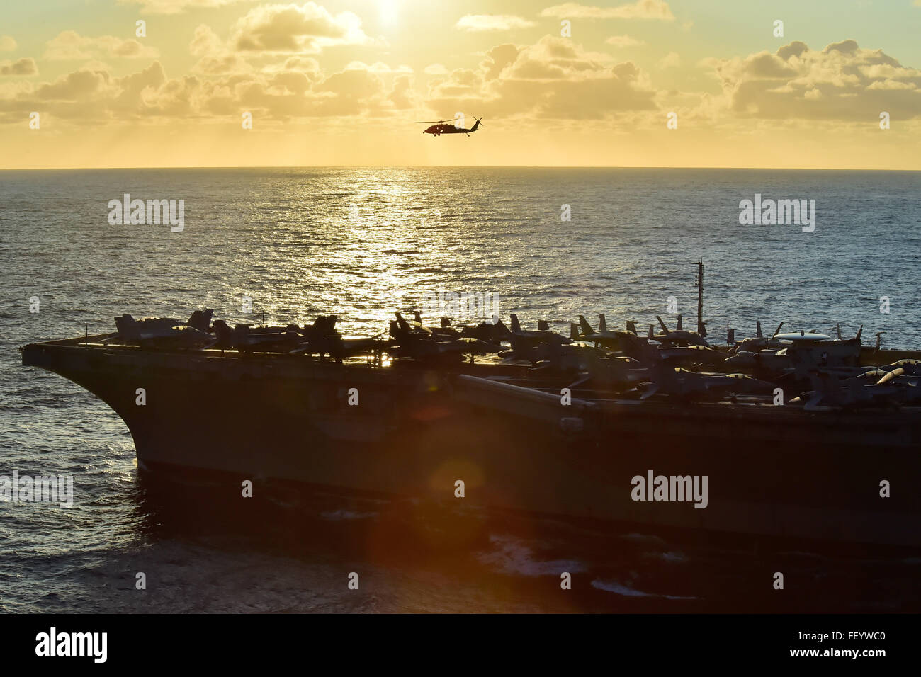 Oceano atlantico (nov. 29, 2015) - Un MH-60S Sea Hawk elicottero assegnato per il polveroso cani di elicottero di mare squadrone di combattimento (HSC) 7 vola verso il Sealift militare il comando della flotta oliatore di rifornimento USNS Kanawha (T-AO 196) durante un rifornimento in mare con la portaerei USS Dwight D. Eisenhower CVN (69). Dwight D. Eisenhower, avviato con Carrier aria Wing 3, è in corso la conduzione della nave su misura della disponibilità di formazione (TSTA) e Valutazione finale problema (FEP) come parte della fase di base della flotta ottimizzato il piano di risposta. Foto Stock