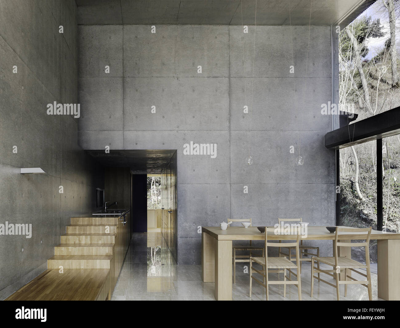 muro di cemento in un soggiorno contemporaneo in una casa di lusso, Foto Stock