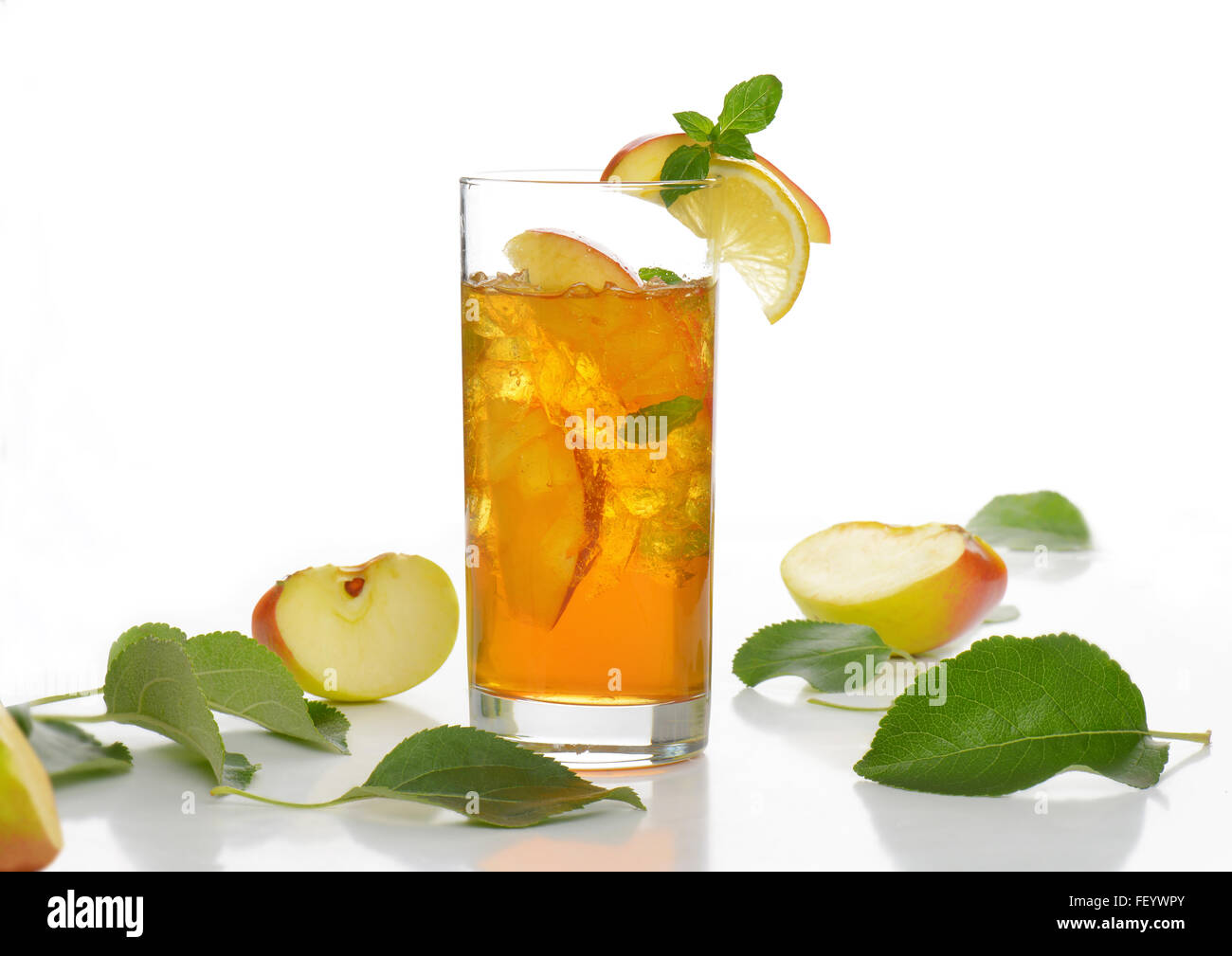 Bicchiere di freschi succhi di mela con ghiaccio Foto Stock