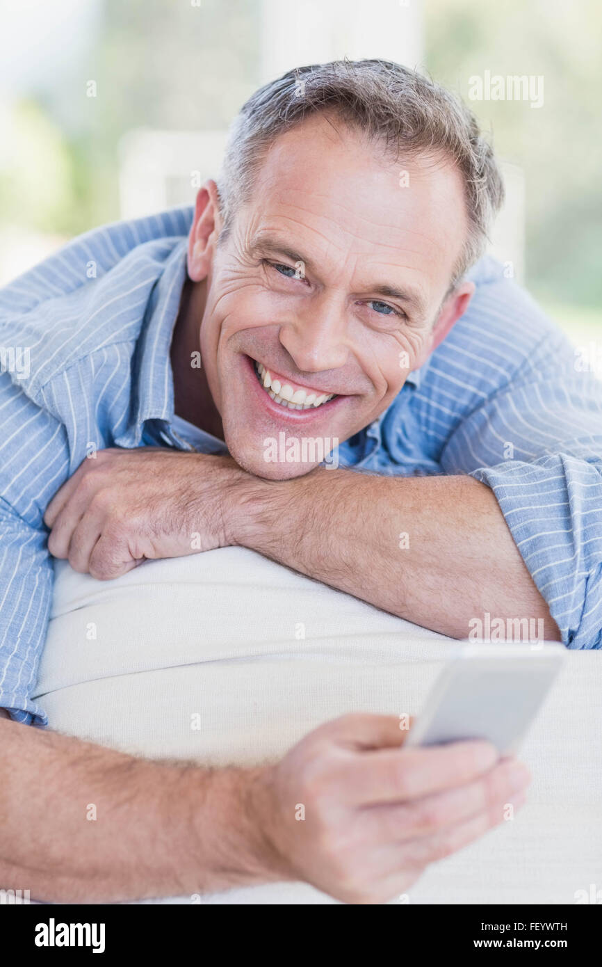 Felice l'uomo utilizza lo smartphone Foto Stock