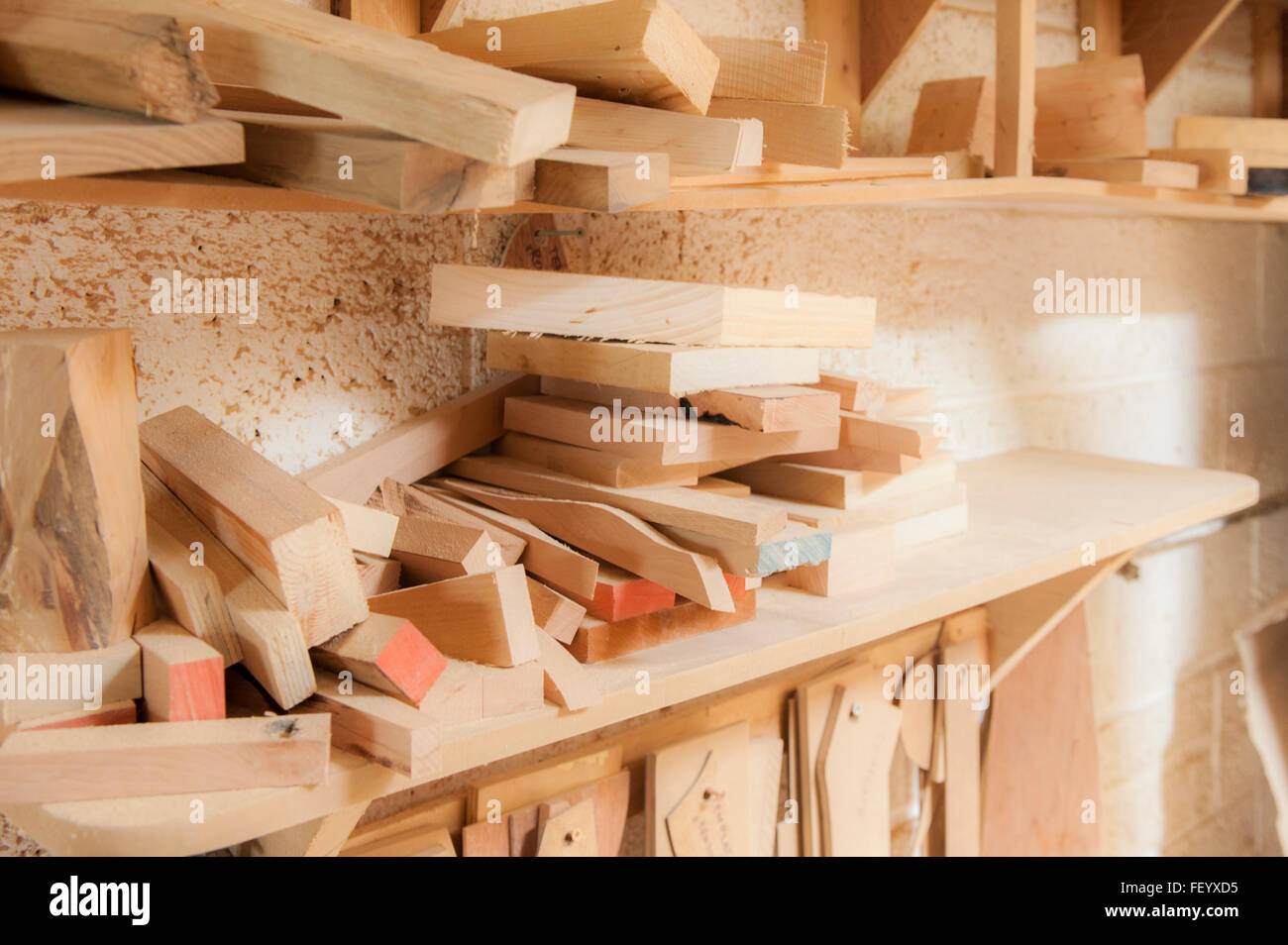 Un ripiano di scarti di lavorazione del legno in una fabbrica di divano. Foto Stock