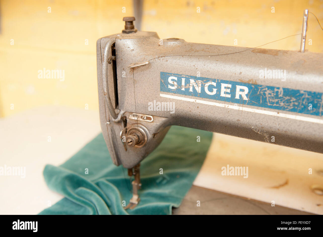 Un cantante di cucitura a macchina in una fabbrica di divano. Foto Stock