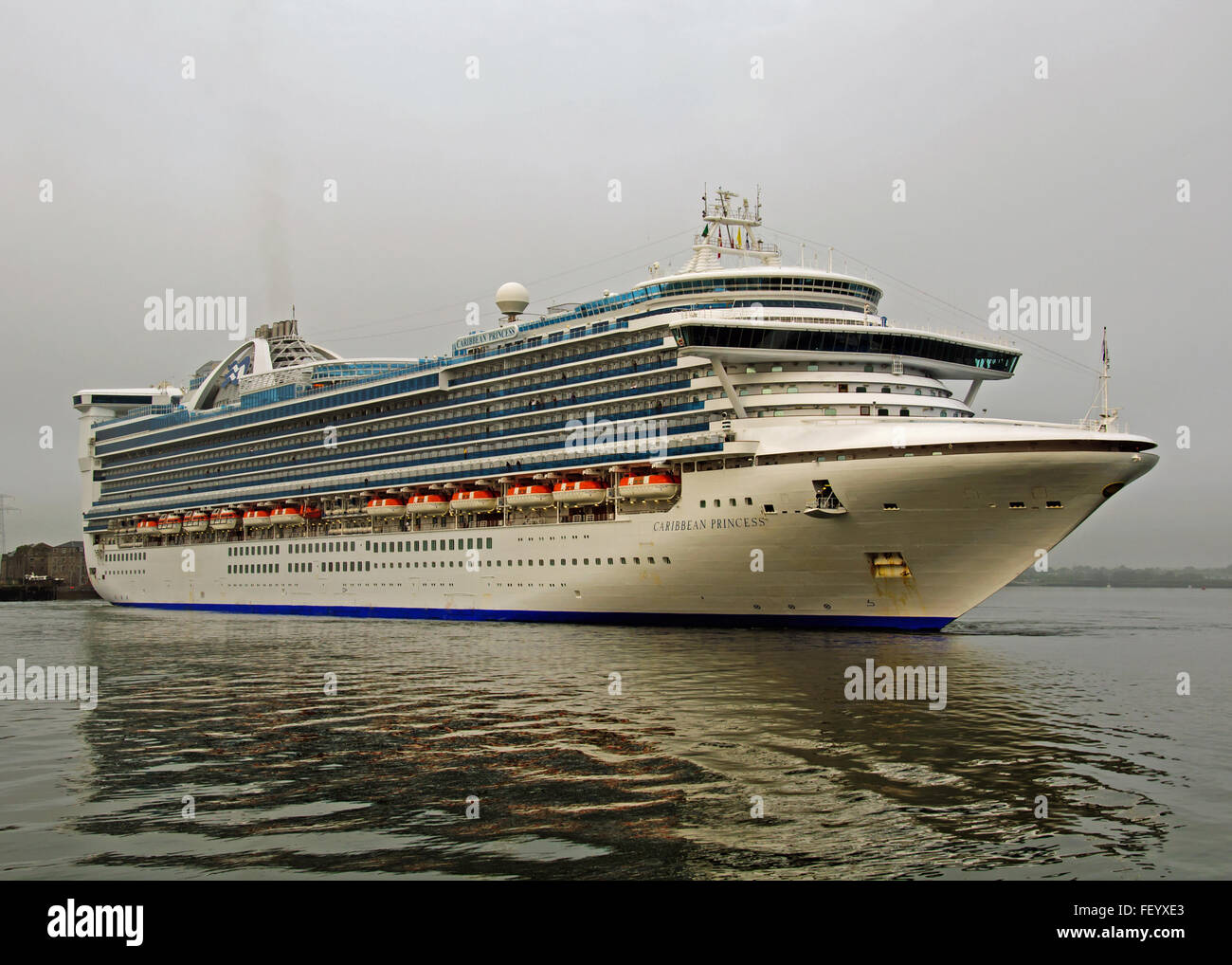 Lussuosa nave da crociera 'M/V Caribbean Princess" si avvicina il dock a Cobh Cruise Terminal, Cobh, Porto di Cork, Irlanda. Foto Stock