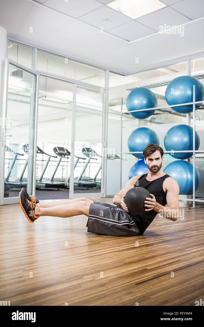 Uomo di fare esercizio con palla medica Foto Stock