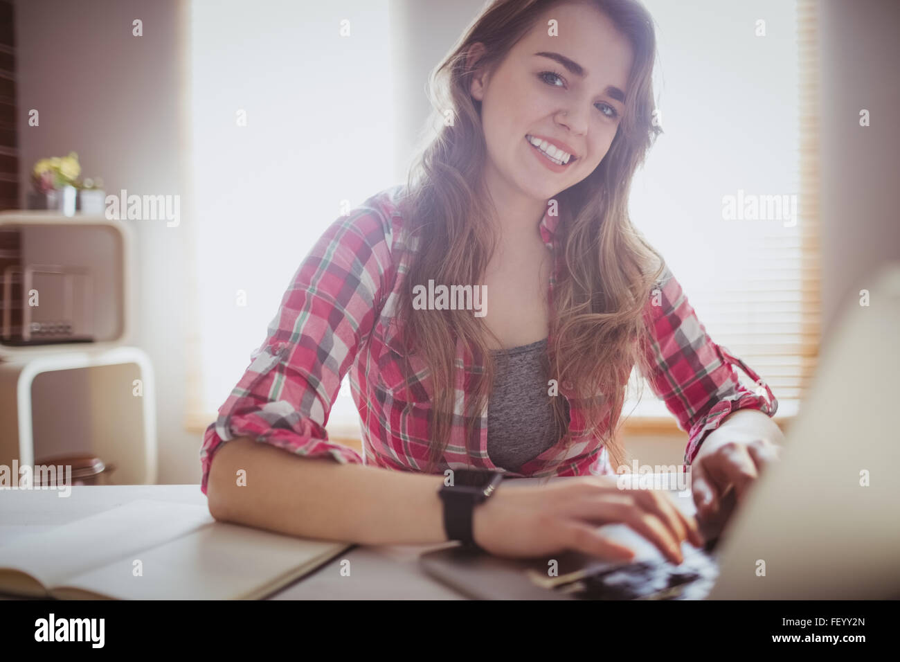 Sorridente hipster imprenditrice lavorando sul computer Foto Stock