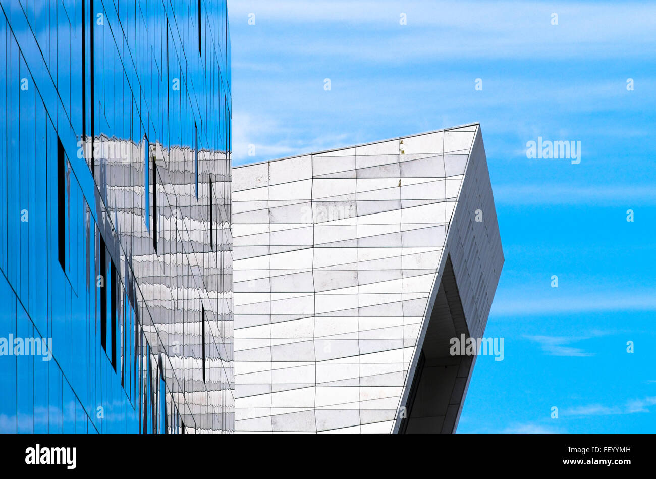 Contrastanti finiture esterne dell'isola di Mann e Liverpool Museum edifici. Foto Stock