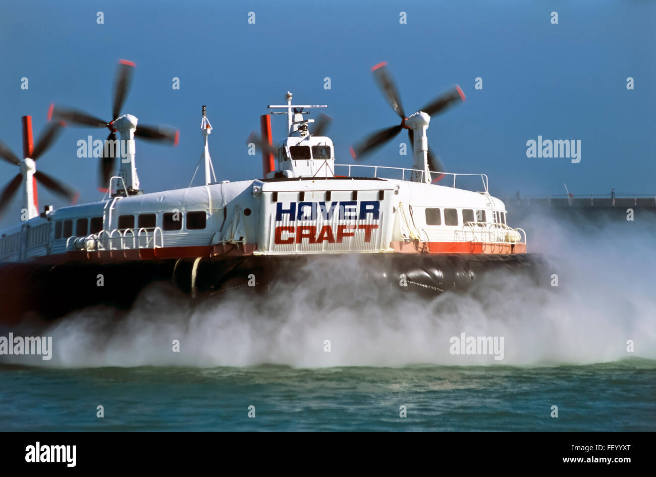 AA 7288. Hovercraft arrivando a Dover Harbour, Archiviazione degli anni novanta, Dover, Kent Foto Stock