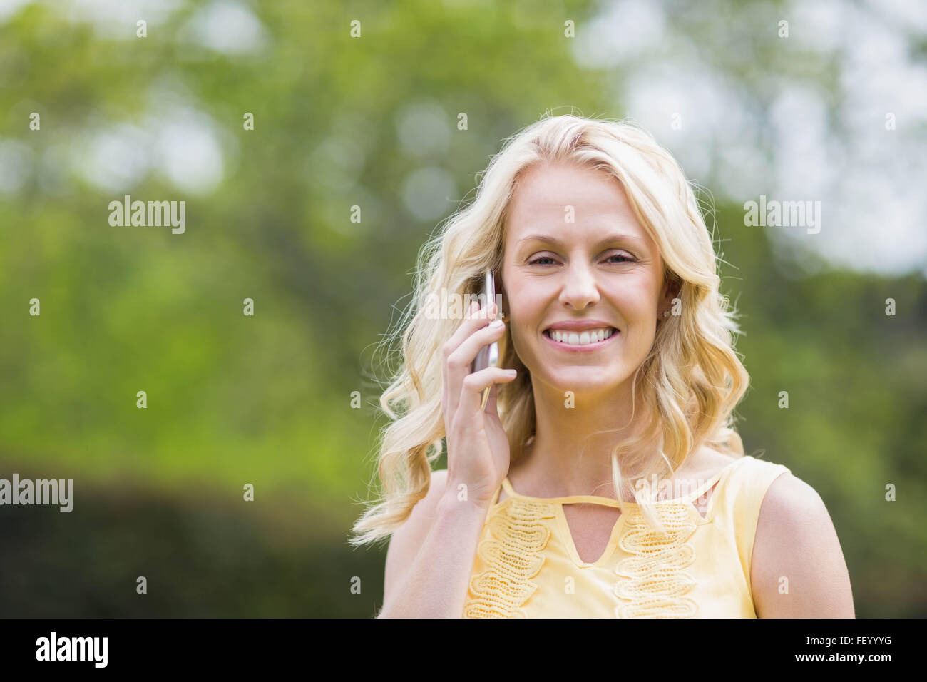 Donna felice facendo una chiamata telefonica Foto Stock