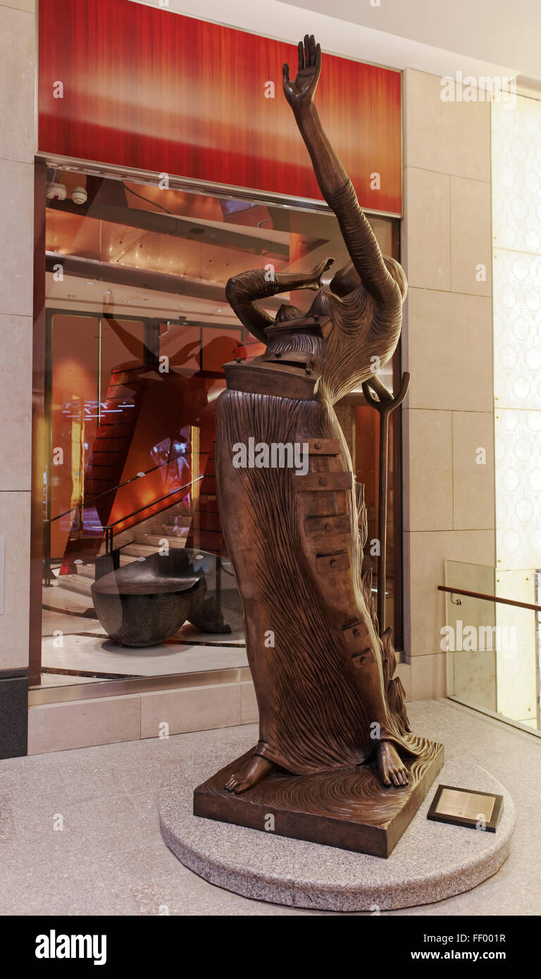 Lo stato di legno di una donna con il braccio sollevato, shopping center, RAS di Hong Kong, Cina Foto Stock