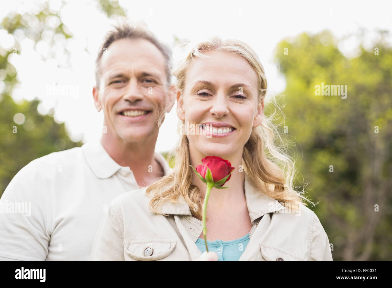 Carino coppia tenendo una rosa Foto Stock