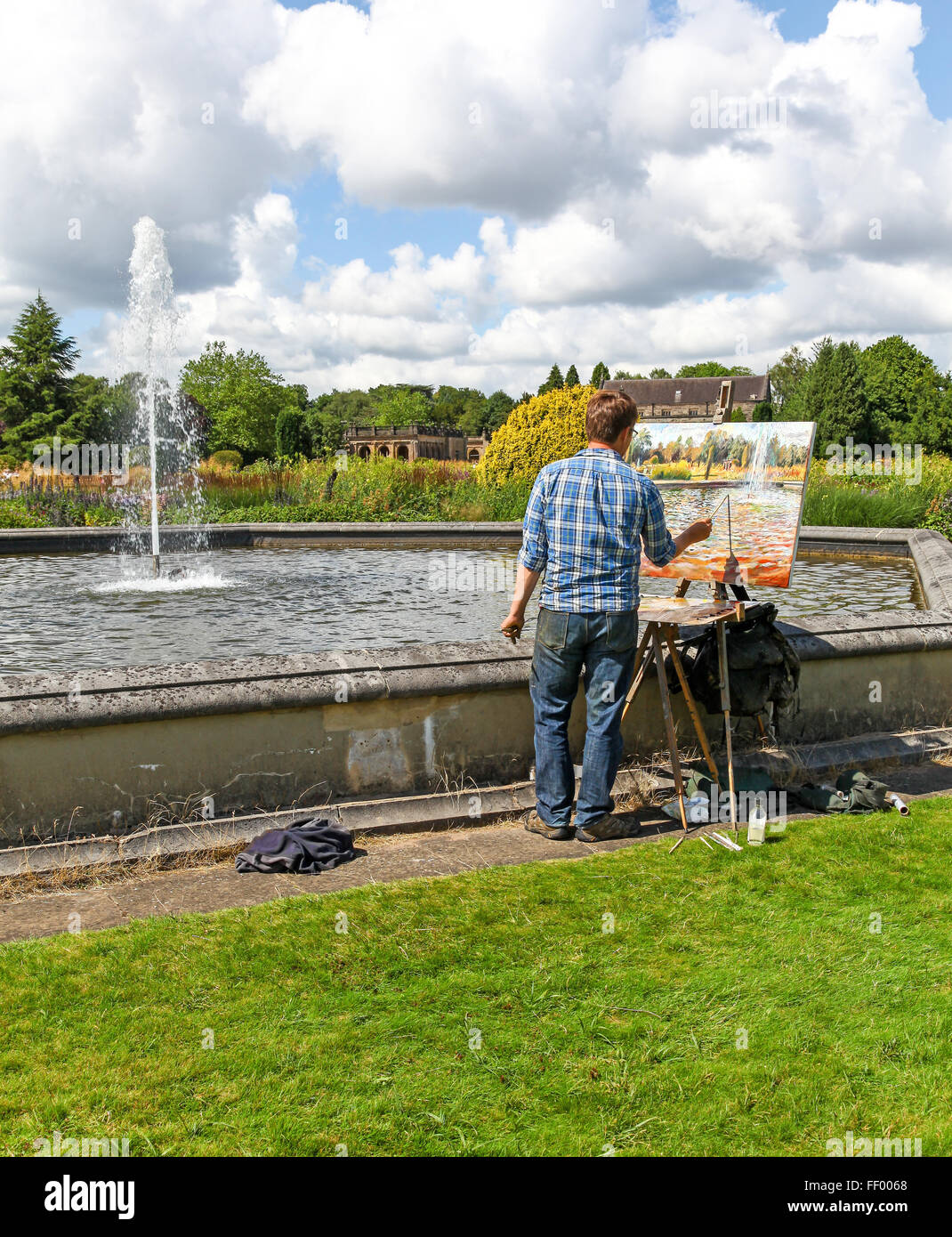 Un uomo dipinto su un cavalletto esterno o en plein air, vicino ad una fontana a Trentham Gardens Stoke on Trent Staffordshire Staffs England Regno Unito Foto Stock