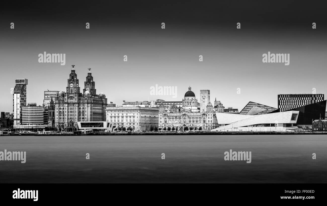 Liverpool waterfront comprese le tre Grazie, Liverpool Museum e l'isola di Mann edificio. Foto Stock