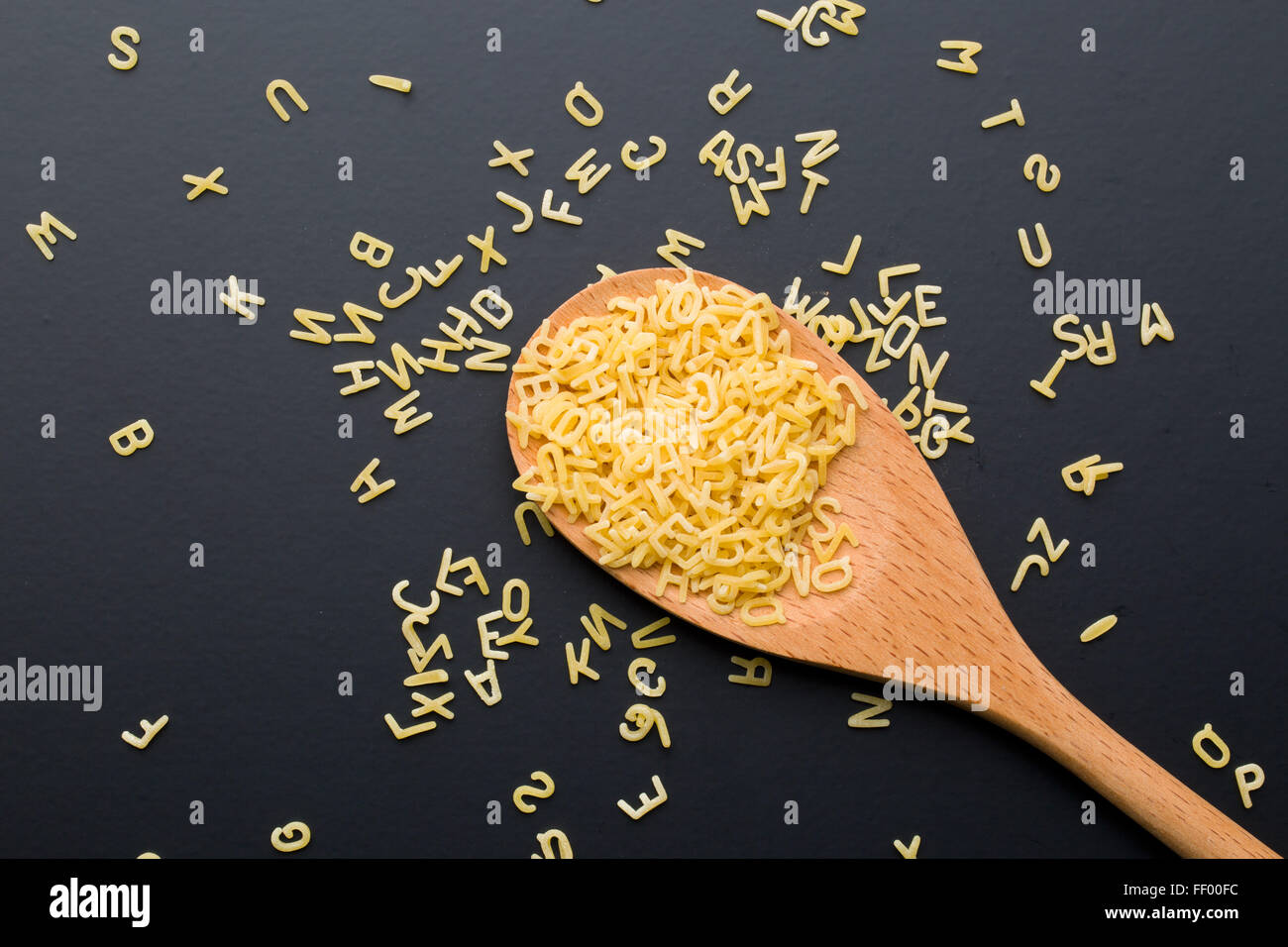 Alfabeto di pasta a cucchiaio di legno Foto Stock