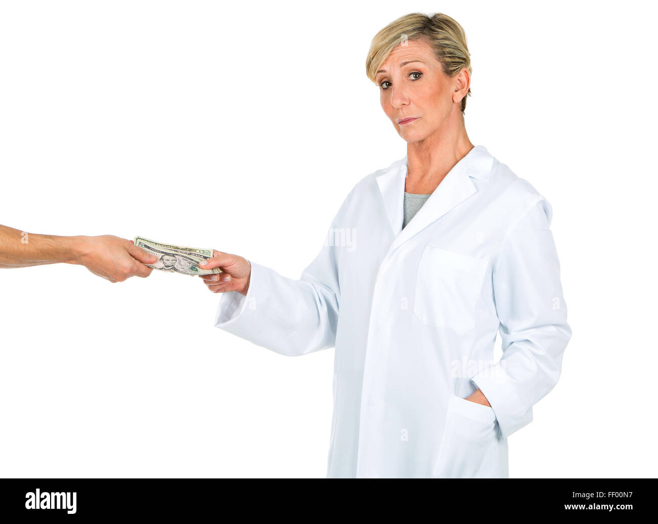 Medico donna ricevere denaro da una persona Foto Stock
