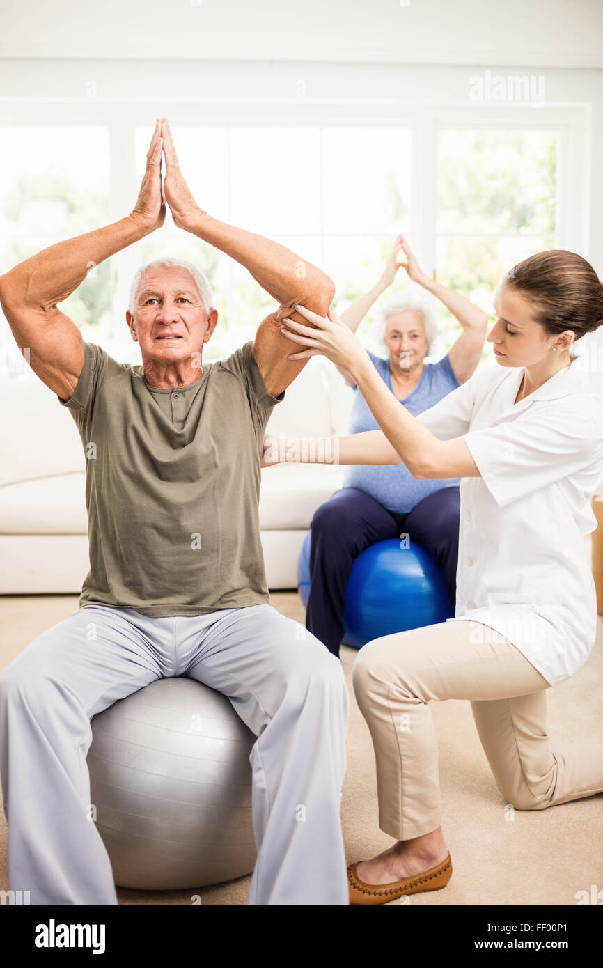 Fisioterapista prendersi cura dei malati anziani pazienti Foto Stock