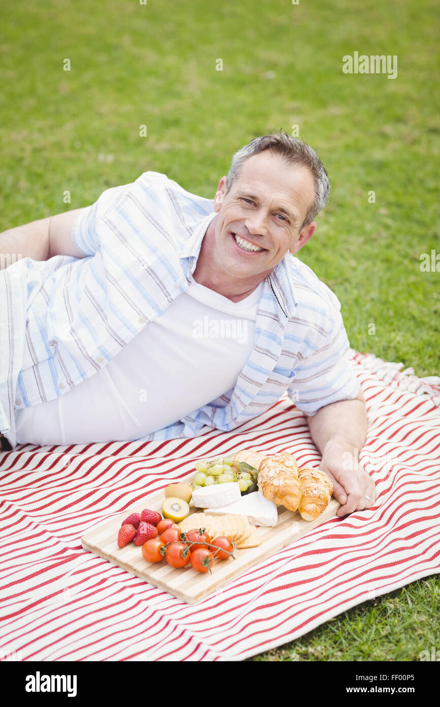 Felice l'uomo avente un picnic Foto Stock