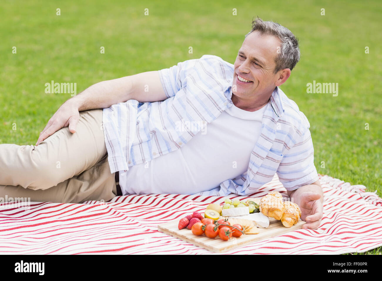 Felice l'uomo avente un picnic Foto Stock