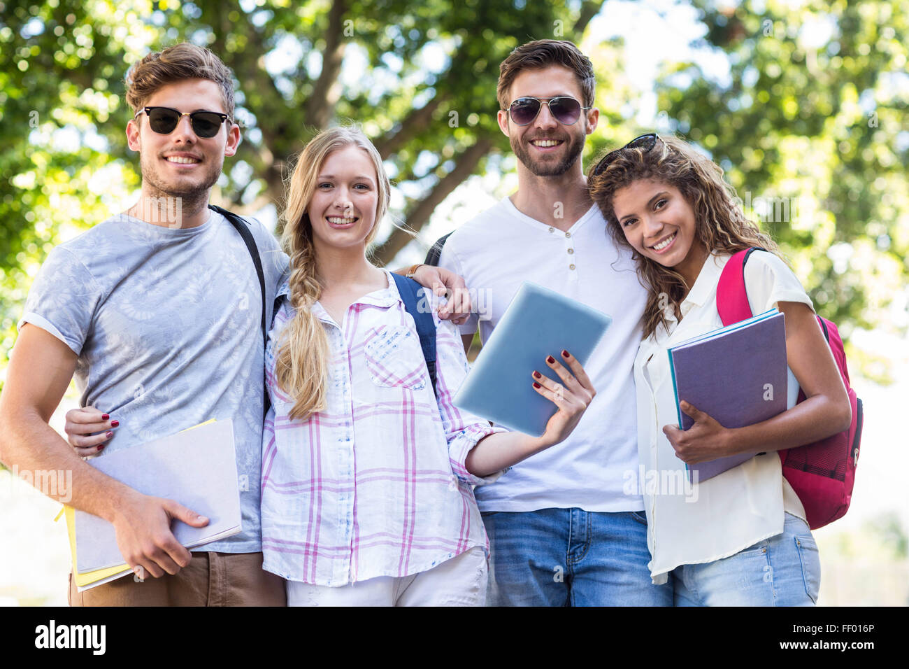 Hip amici holding Tablet e notebook Foto Stock