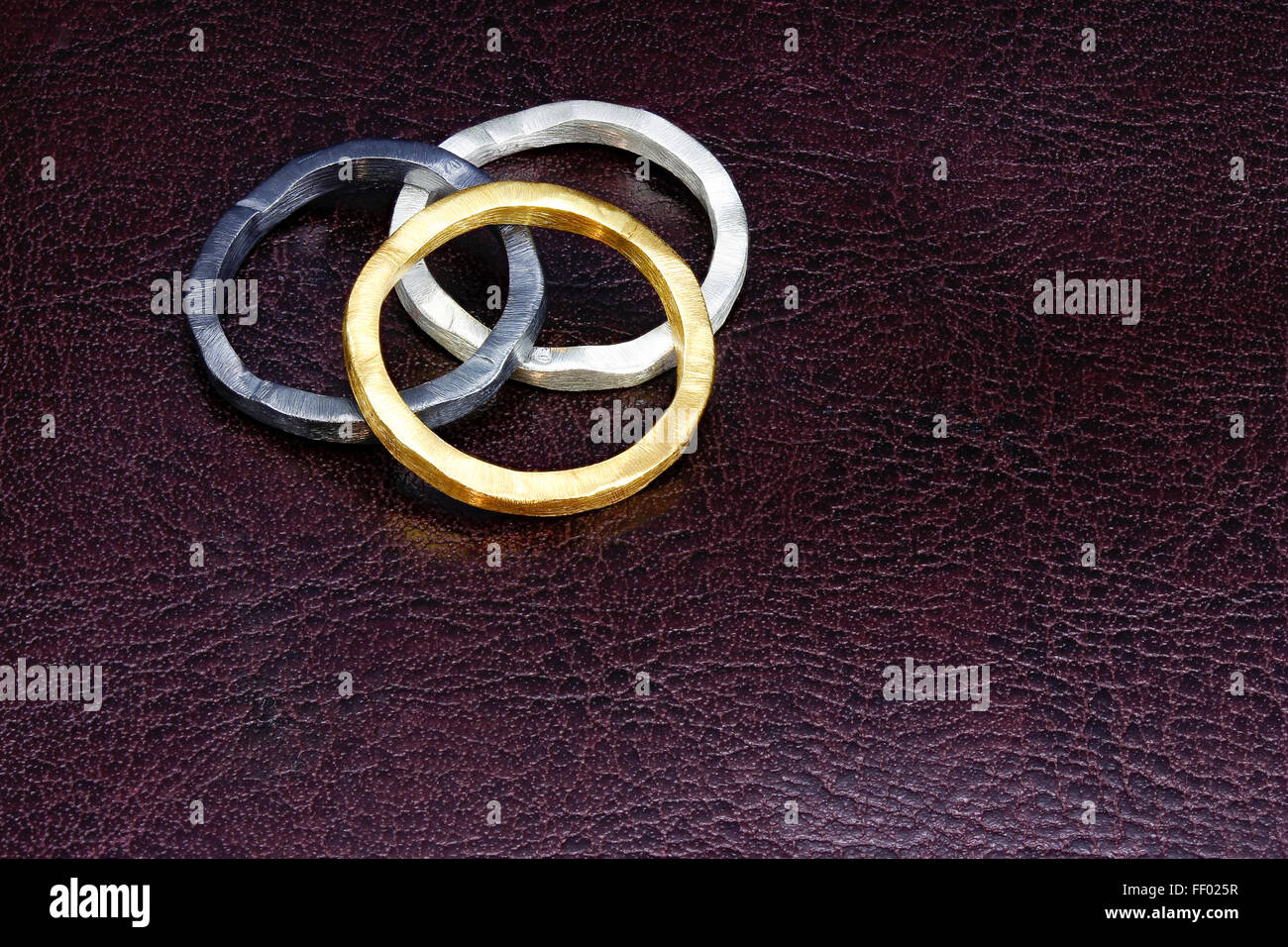 Argento e Oro anelli sulla pelle Foto Stock