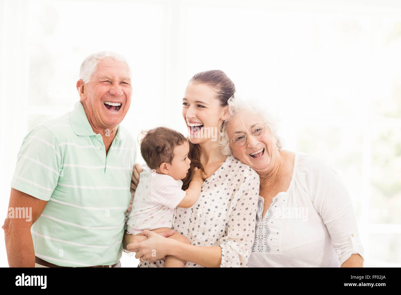 Nonni felici giocando con loro nipote Foto Stock